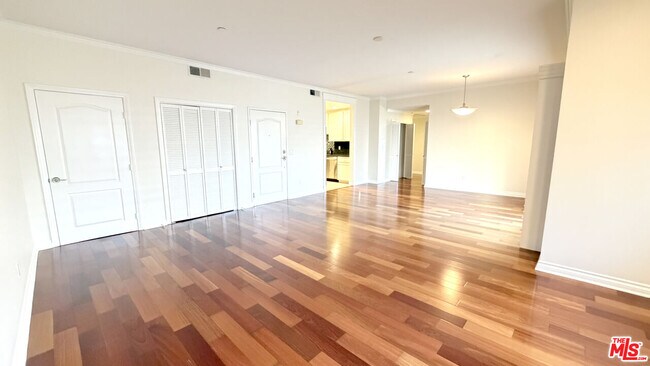 Building Photo - 956 S Wilton Pl