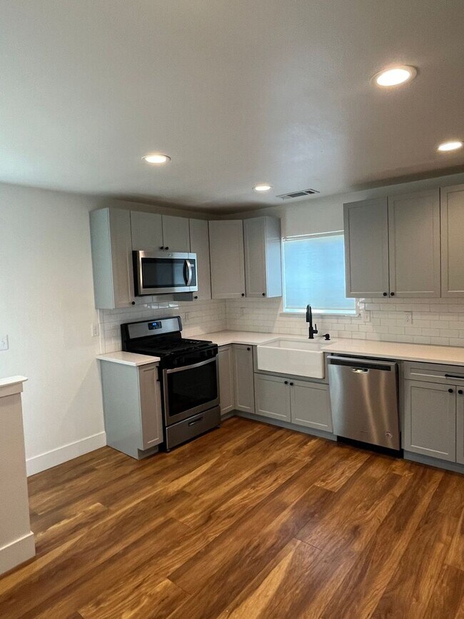 Foto del edificio - 1129 Stewart Ave