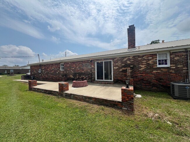 Foto del edificio - 5 Bedroom 3 Bathroom West End Home