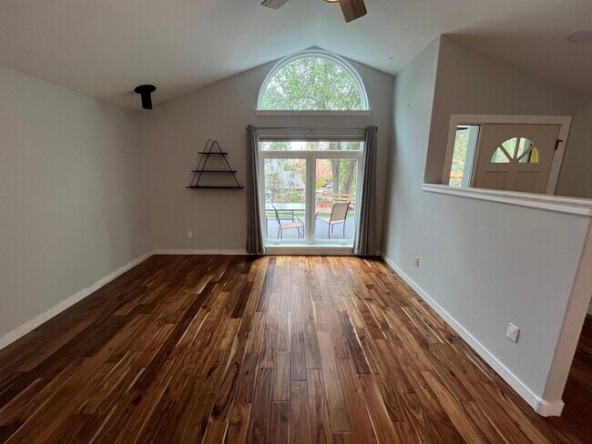 Building Photo - 2807 NE Lotno Dr