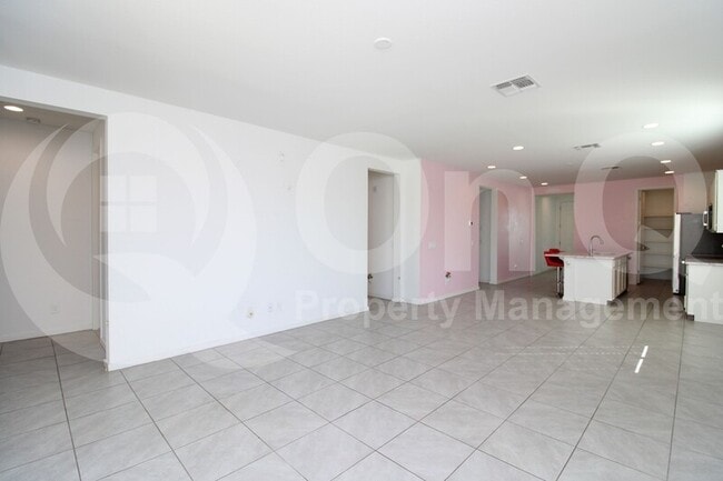 Building Photo - 1068 W Hess Ave