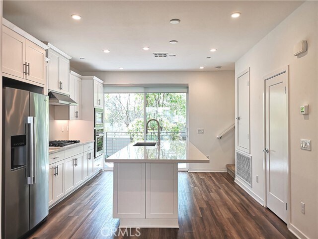 Building Photo - 105 Schick