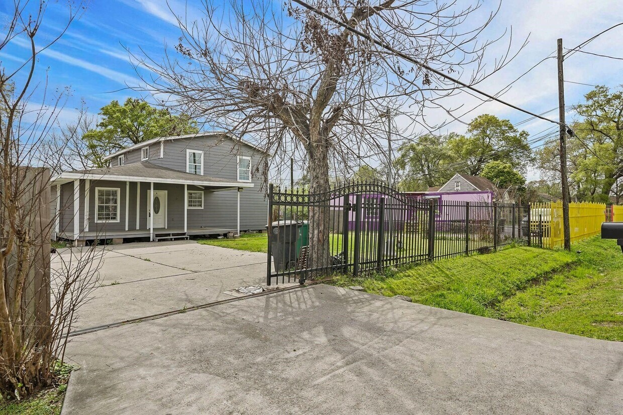 Building Photo - 726 McDaniel St