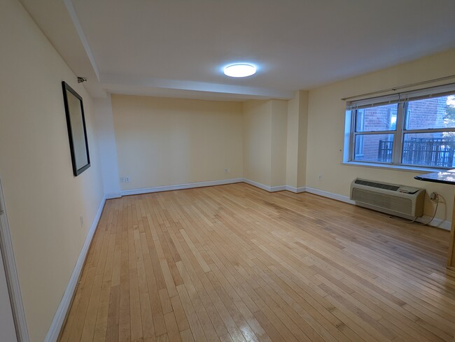 Living Room / Dining Room - 70 S Munn Ave