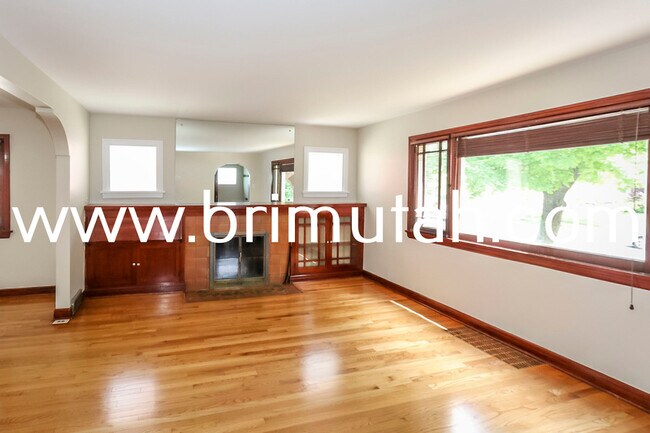 Foto del edificio - 1383 E Emerson Ave