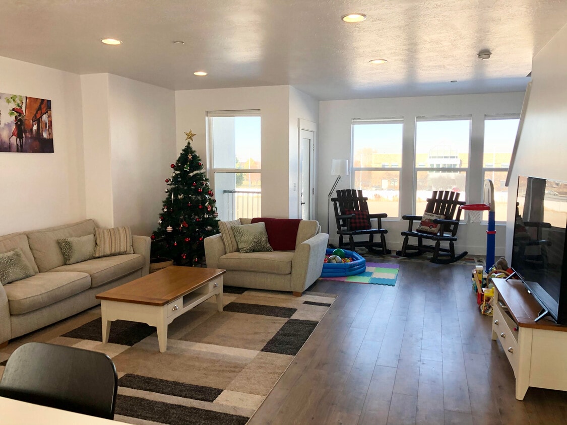 Living room - 3848 W Kinglassie Ln