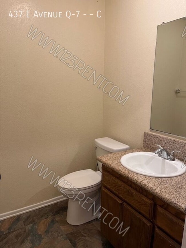 Foto del edificio - 2 Bedroom / 1.5 Bath Townhouse East Palmdale