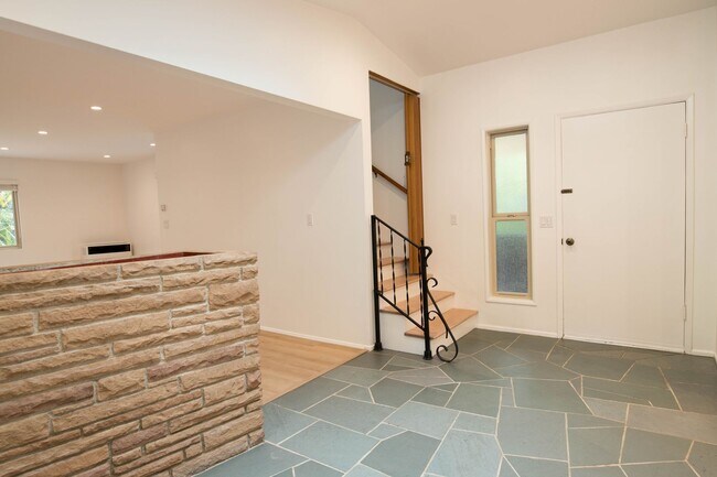 Foto del edificio - 3 Bedroom 2 Bathroom Home in Mission Canyon