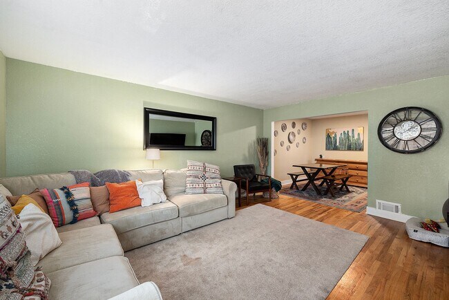 Foto del edificio - Spacious Top Unit of Quadplex Available So...