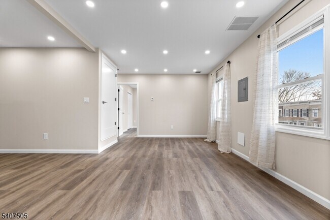 Foto del edificio - 80 E Emerson Ave