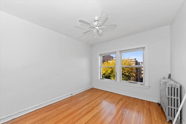 Foto del edificio - 3449 N Elaine Pl