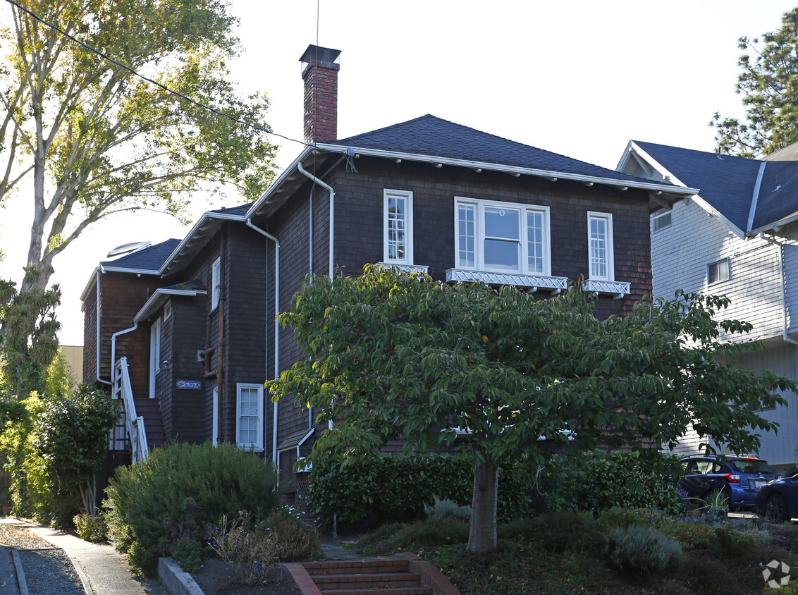 Primary Photo - 2709 Benvenue Ave