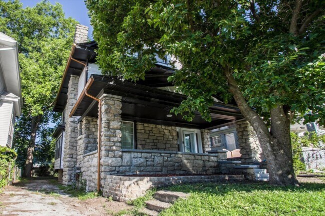 Foto del edificio - Move fast on this one. Apply within 24 hours of your showing and lock in $250 off your monthly re...