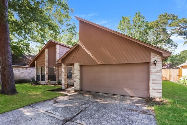 Building Photo - 2011 Woodhue Dr