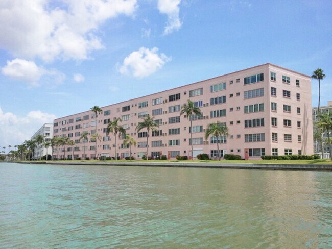Foto del edificio - 6025 Shore Blvd S