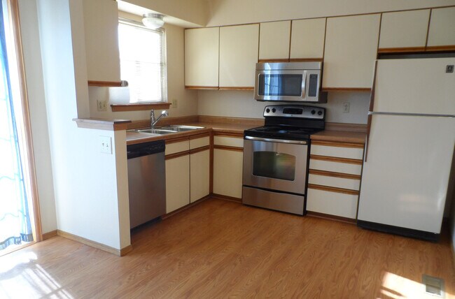 Foto del edificio - 7957 Lexington Park Dr