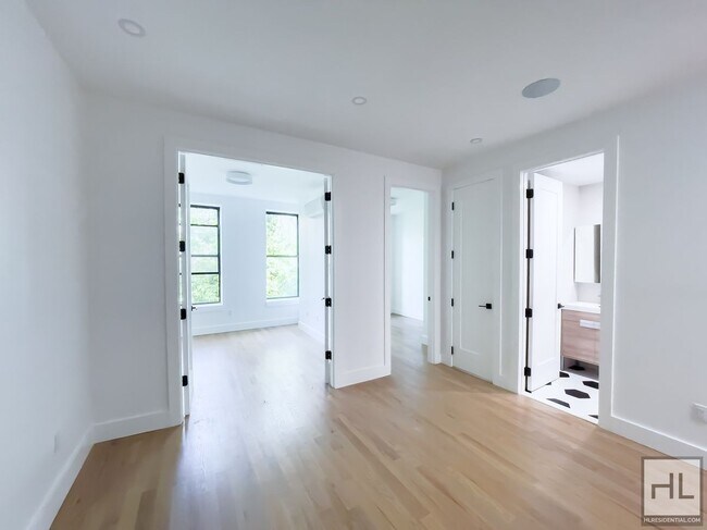 Building Photo - Stuyvesant Heights / Spacious Sunlit 3-Bed...