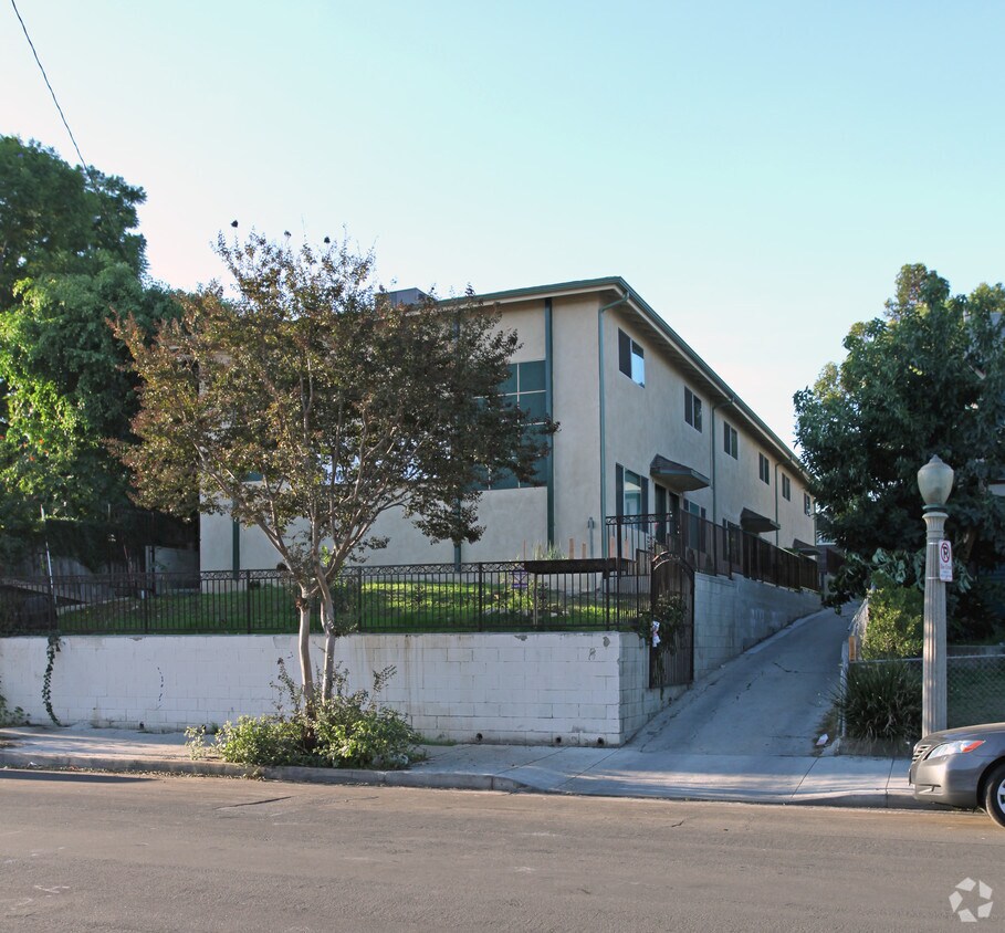 Foto principal - 951 East Edgeware Rd