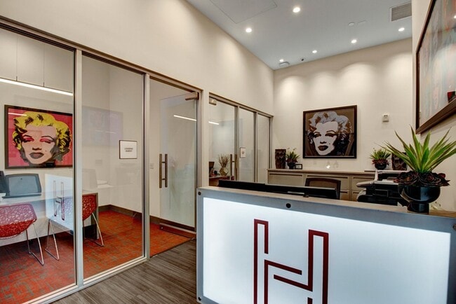 Recepción de Harlow: Área de recepción acogedora para residentes y visitantes - Harlow