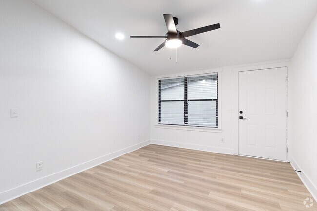 2 habitaciones, 2 baños - 864 pies cuadrados - Sala de estar - Flats at 2875