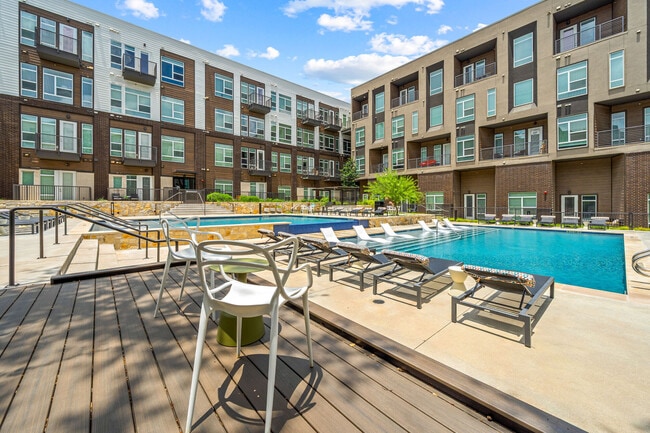 Building Photo - The Bond