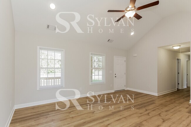 Foto del edificio - This charming home is ready for your personal touch!