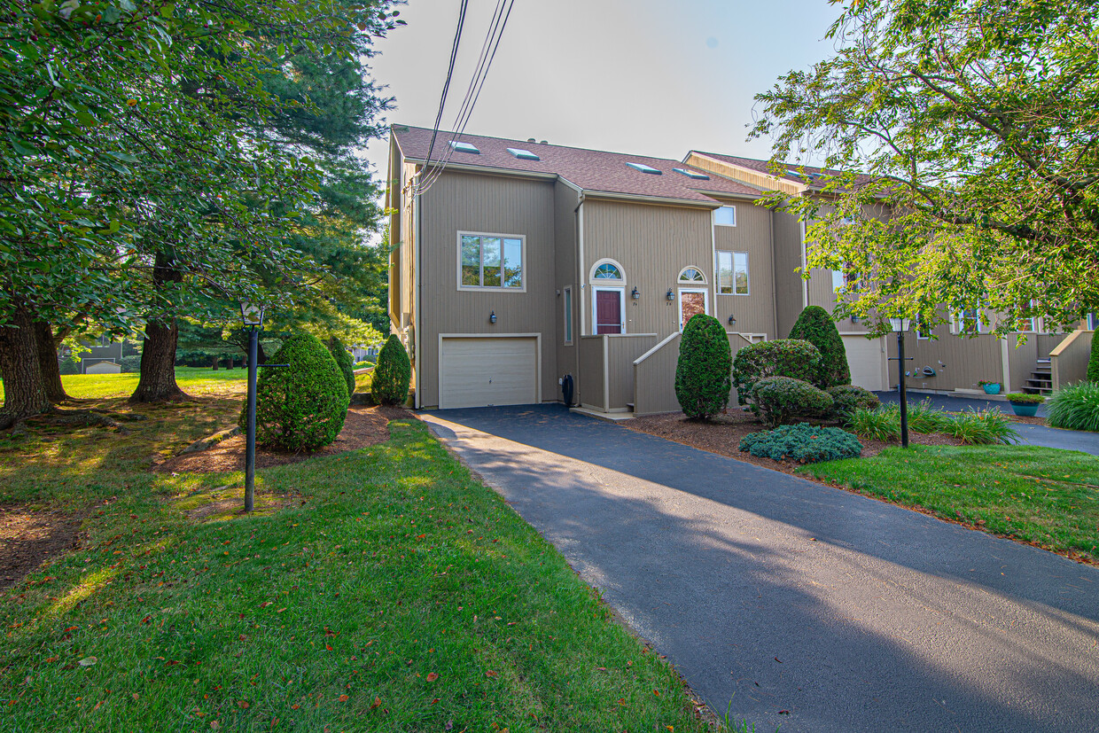 Primary Photo - 7 Tamarac Dr