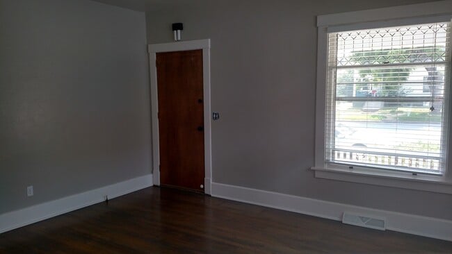 Building Photo - 15th