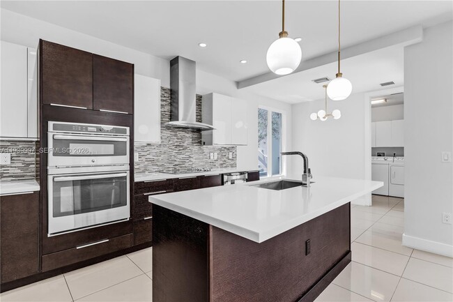 Foto del edificio - 6410 NW 105th Pl