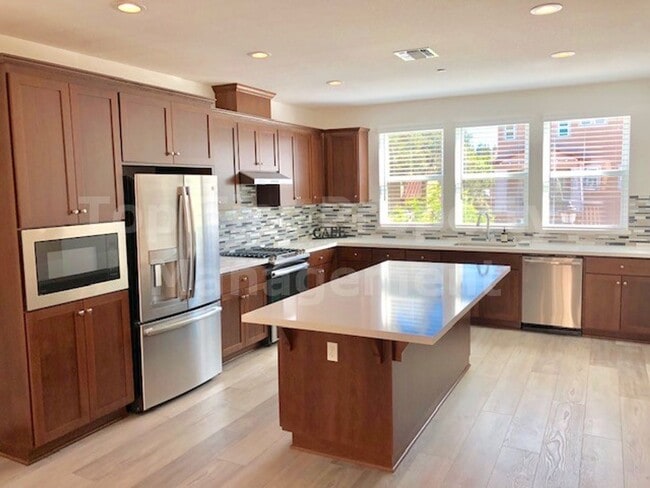 Foto del edificio - Beautiful tri-level 3 Bd/2.5 Ba, 2000 sf s...