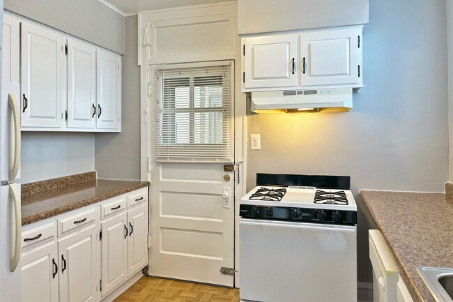Building Photo - 532 Des Plaines Ave.