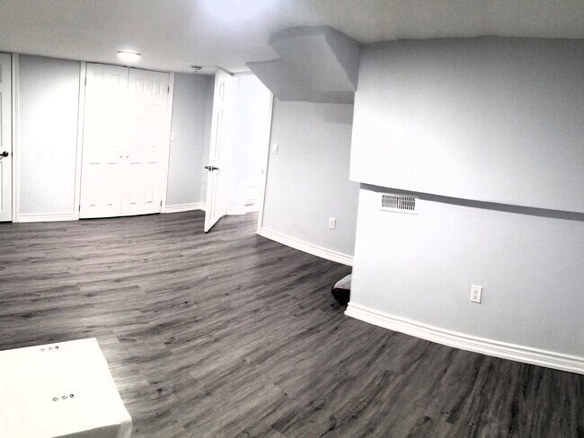 Photo du bâtiment - Large Modern Basement Apartment (1 Bed, 1 ...