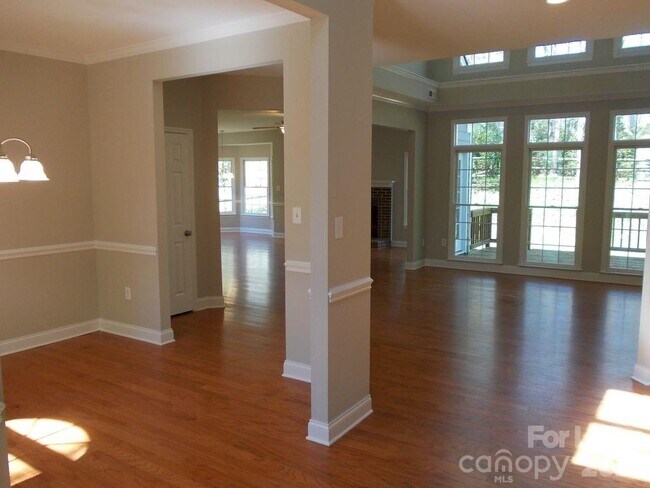 Foto del edificio - 6223 Hickory Cove Ln