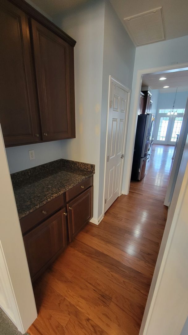 Foto del edificio - 4 Bed, 3.5 Townhome in Five Forks is Available!
