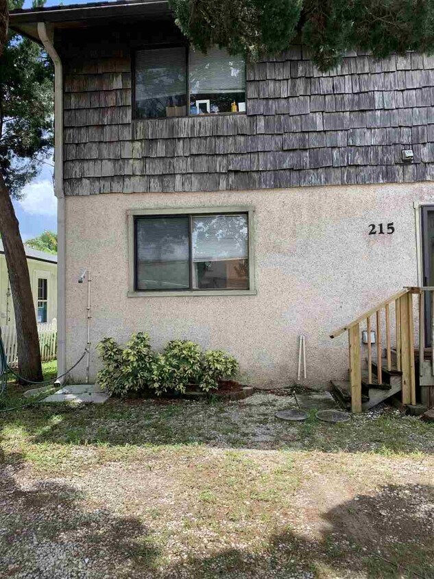 Building Photo - 215 9th St