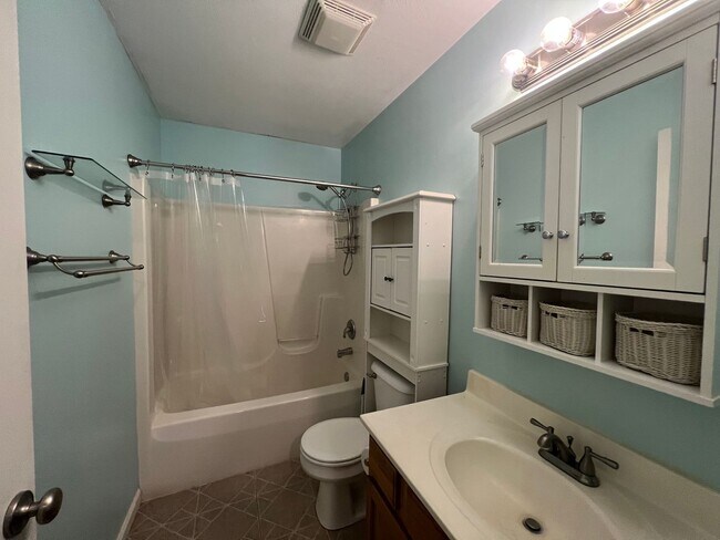 Foto del edificio - CHATHAM 2BEDROOM 1.5 BATH CONDO