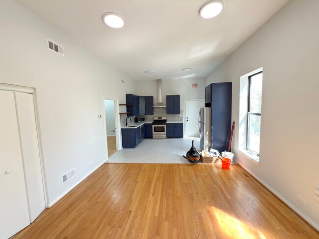 Foto del edificio - 646 N Damen Ave