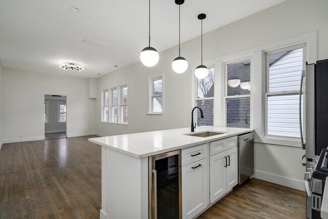 Foto del edificio - 2137 N Maplewood Ave