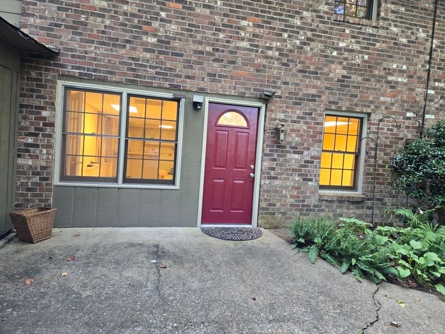 Private entrance w/ parking at door - 106 Hickory St