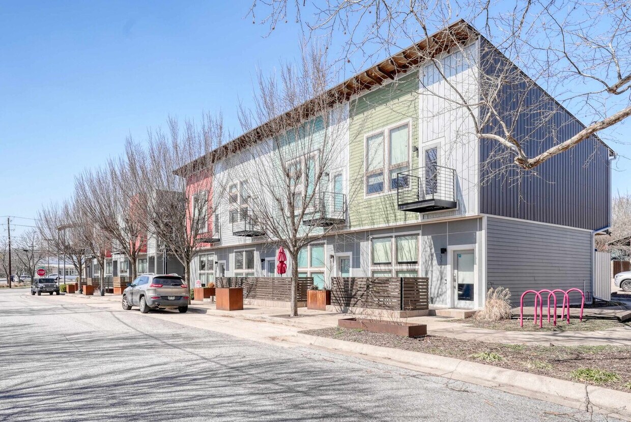 Foto principal - 330 W 5th St