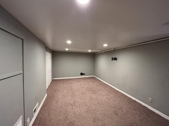 Building Photo - 556 E 700 S