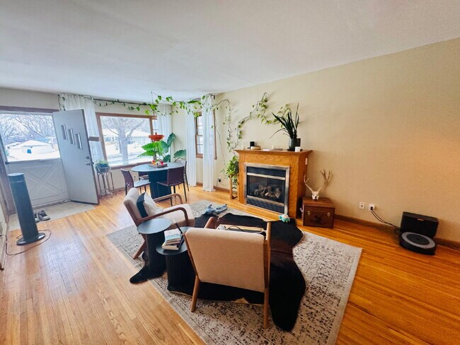 Foto del edificio - Spacious 5-Bed Home with Finished Basement & Gleaming Hardwood Floors in St. Louis Park!