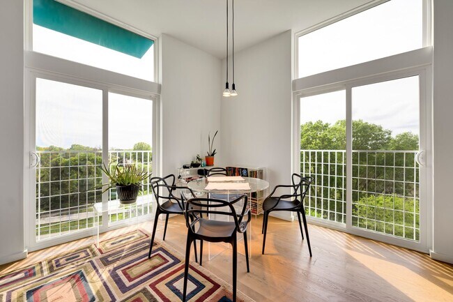 Building Photo - Beautiful top floor condo near downtown!