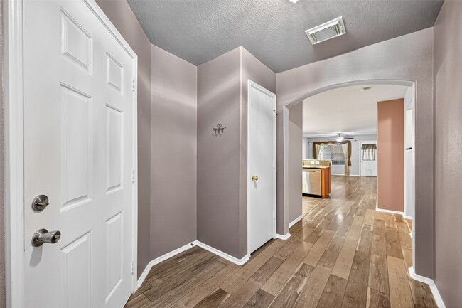 Foto del edificio - 2034 Wooded Oaks Dr