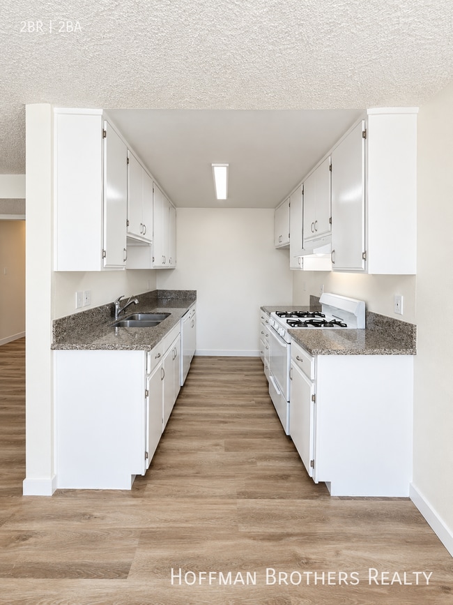 Building Photo - 221 W Elm Ave