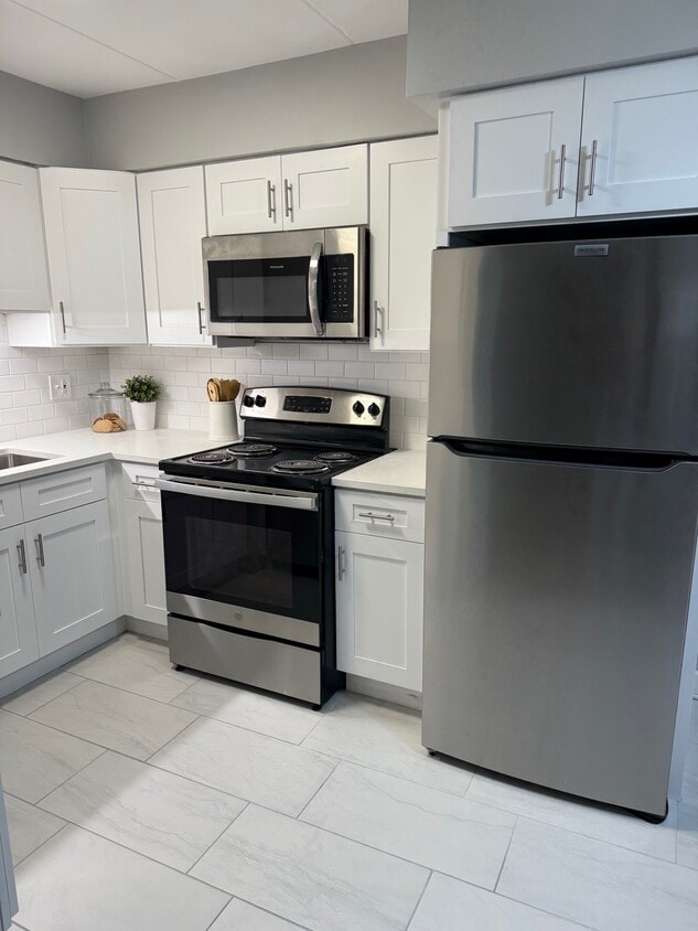 Primary Photo - Circle Court