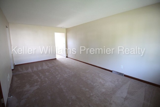 Building Photo - 3973 Far Hills Dr