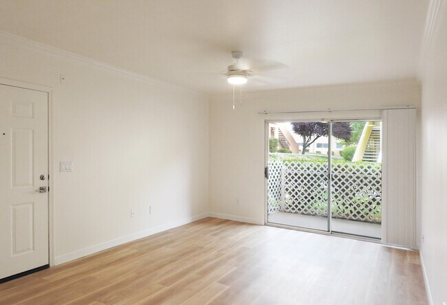 Reformado: Suelos de tablones nuevos y vistas al jardín. 5601 Taylor Ranch Rd NW, Albuquerque - Taylor Ranch