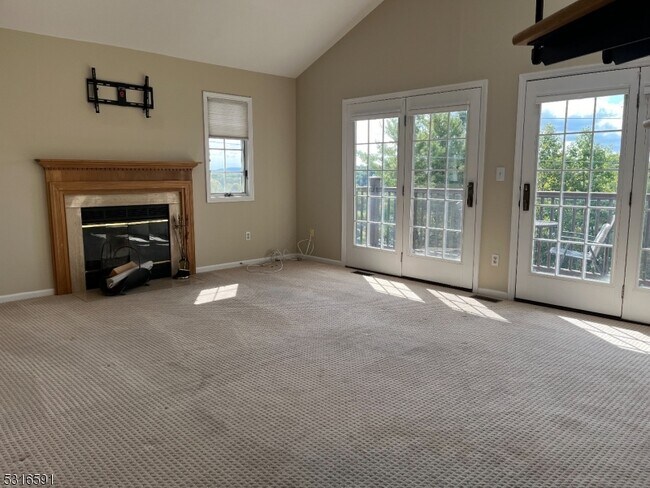 Building Photo - 155 Surrey Ct
