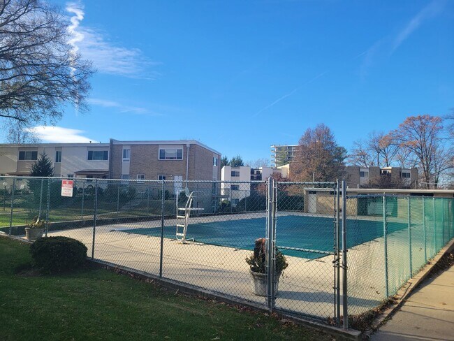Foto del edificio - Lovely 2 BR/1.5 BA Condo in Kensington!